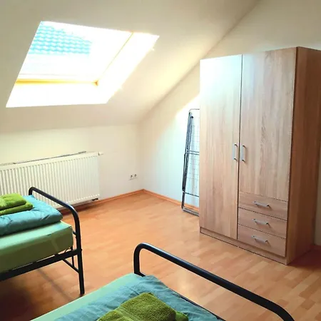 Appartement Seyfarthrooms - Grossroehrsdorf 2 - Zentrale Lage, Stilvolle Einrichtung, Blick In Den Garten